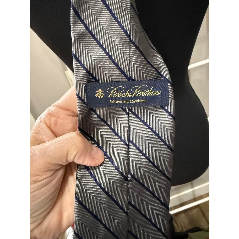 Brooks Brothers Silk Tie Silver Grey Navy Blue‎ Stripe Herringbone Woven England